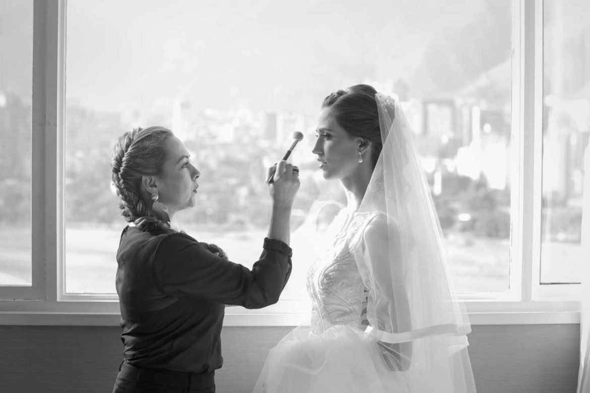 Yaqui Montoya maquillando a una novia junto a la ventana